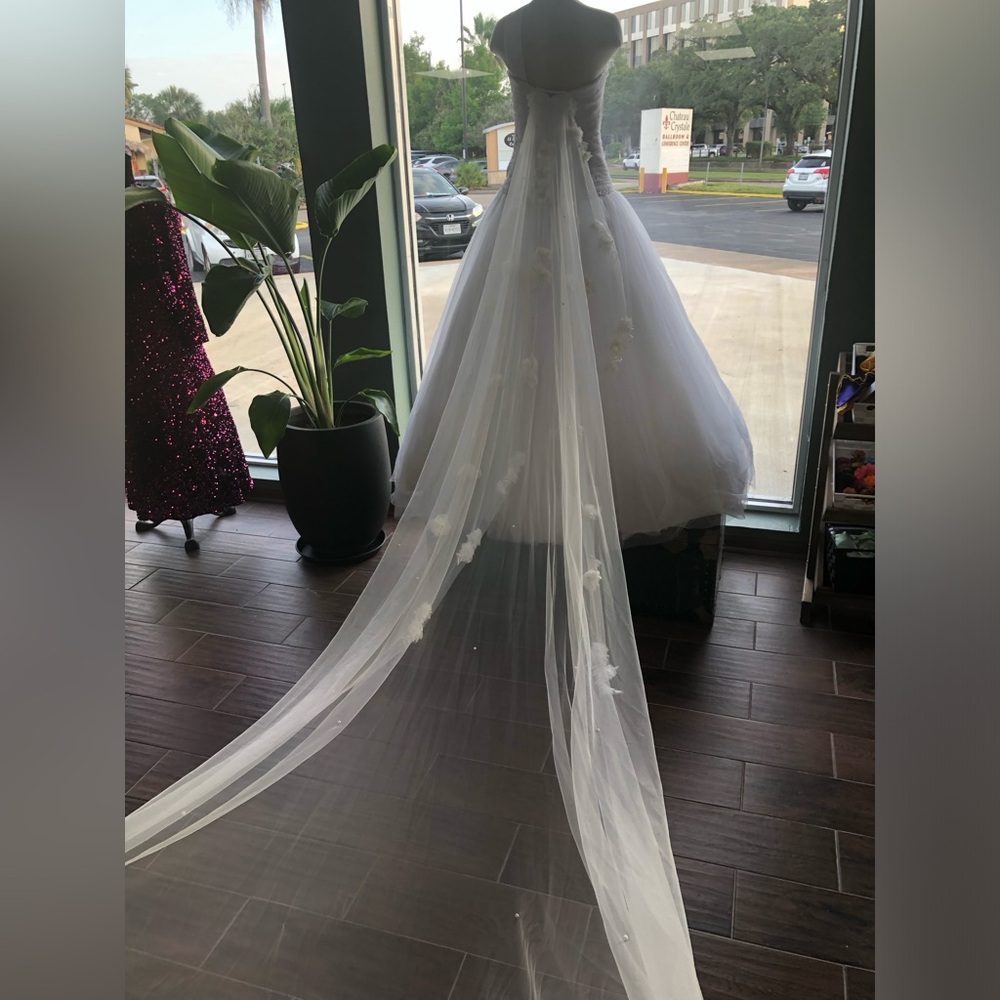 White Floral Long wedding veil, 120 inches long and 70 inches wide. - Picture 4 of 10